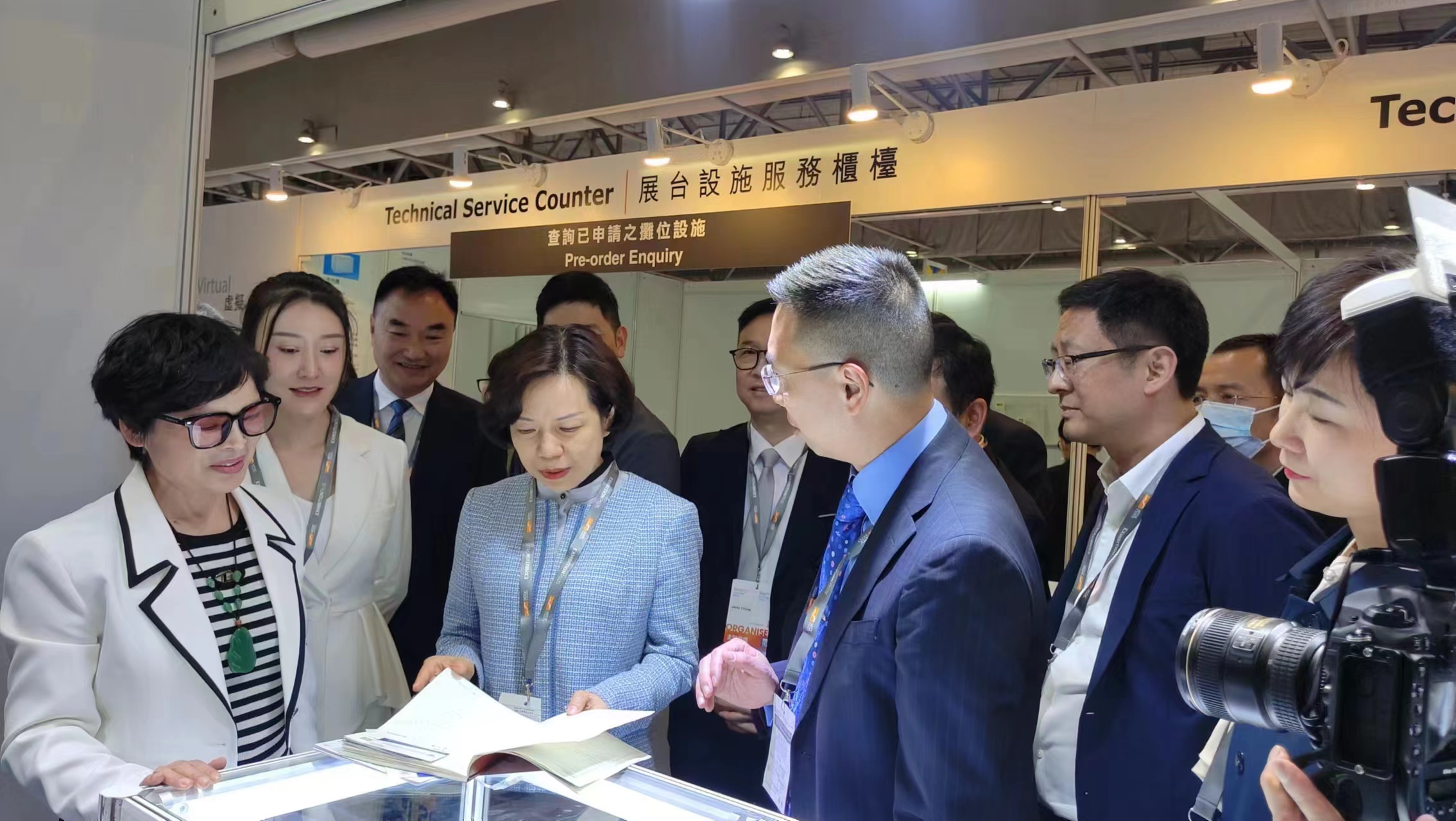 河南副省長王敏視察香港珠寶展會河南展區(qū)福利xxxx视频，為本地珠寶產(chǎn)業(yè)注入強(qiáng)大動力